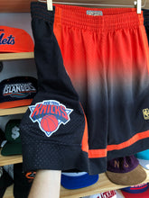 Load image into Gallery viewer, Mitchell &amp; Ness New York Knicks Latrell Sprewell Hardwood Classics Gradient Set Size XL
