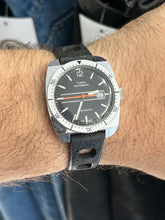 Load image into Gallery viewer, Vintage 1977 Timex Automatic Diver Watch
