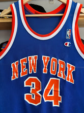 Load image into Gallery viewer, Vintage Champion New York Knicks Charles Oakley 40 Medium
