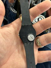Load image into Gallery viewer, Vintage 1991 Swatch Day Date Black / White Quartz
