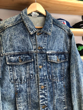 Load image into Gallery viewer, Vintage Guess Acid Wash Denim Jean Jacket Size Medium
