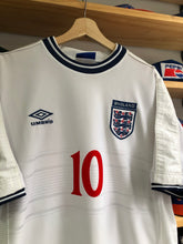 Load image into Gallery viewer, Vintage 1999-2001 Umbro England Michael Owen Jersey Size XL
