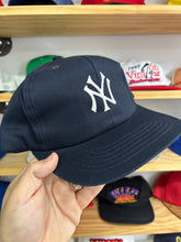 Load image into Gallery viewer, Vintage Deadstock New York Yankees Plain Logo Yupoong
