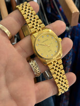 Load image into Gallery viewer, Vintage 80s Lindenwold Gold Datejust Jubilee Bracelet Watch
