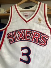 Load image into Gallery viewer, Mitchell &amp; Ness Philadelphia 76ers Allen Iverson Jersey Size Large
