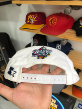 Load image into Gallery viewer, Deadstock Vintage Starter New York Yankees 1998 World Series Champions Snapback
