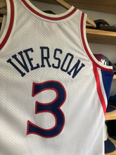 Load image into Gallery viewer, Mitchell &amp; Ness Philadelphia 76ers Allen Iverson Jersey Size Large
