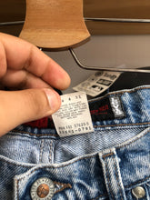 Load image into Gallery viewer, Vintage 2001 Levi’s Silvertab Light Wash Loose Jean Shorts Size 30
