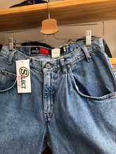 Load image into Gallery viewer, Vintage 2001 Levi’s Silvertab Light Wash Loose Jean Shorts Size 30
