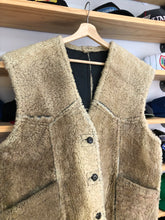 Load image into Gallery viewer, Vintage Walter Davoucci Reversible Shearling Leather Vest Size Large
