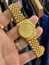 Load image into Gallery viewer, Vintage 80s Lindenwold Gold Datejust Jubilee Bracelet Watch

