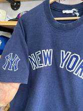 Load image into Gallery viewer, Vintage New York Yankees Navy Blue Spellout Tee XL
