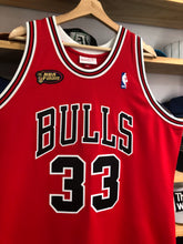 Load image into Gallery viewer, Mitchell &amp; Ness Chicago Bulls Scottie Pippen Jersey Size XL

