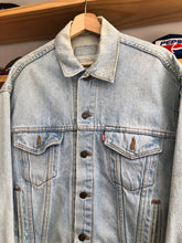 Load image into Gallery viewer, Vintage 1990 Levi’s Lightwash Denim Jean Jacket Size Medium

