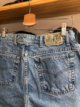 Load image into Gallery viewer, Vintage 2001 Levi’s Silvertab Light Wash Loose Jean Shorts Size 30
