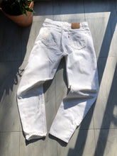 Load image into Gallery viewer, Vintage 1994 Levi’s 550 Relaxed Fit White Jeans Size 36x34
