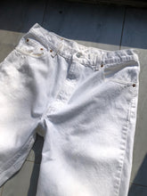 Load image into Gallery viewer, Vintage 1994 Levi’s 550 Relaxed Fit White Jeans Size 36x34
